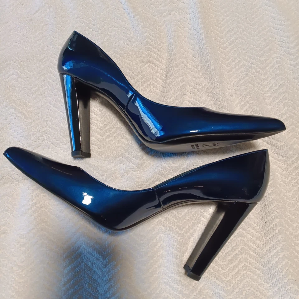 WOW!! STUART WEITZMAN ~ SAPPHIRE BLUE PATENT LEATHER PUMPS!! SIZE 12M - Image 2 of 4