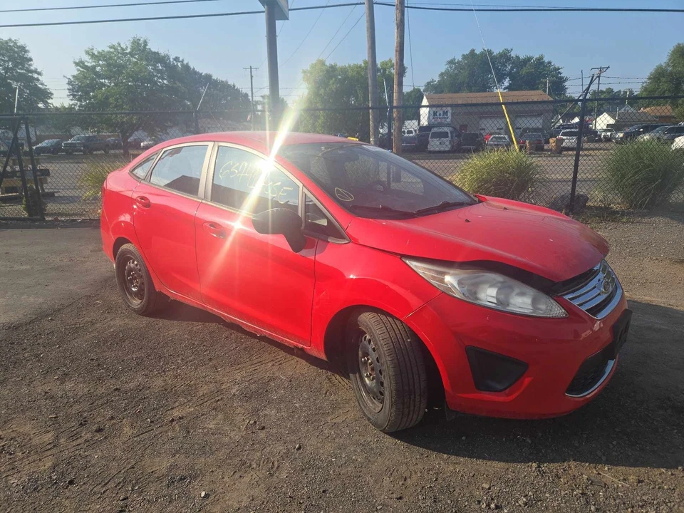 Used Right Quarter Glass fits: 2013 Ford Fiesta Sdn black belt moulding Right Gr Foto 2 de 4