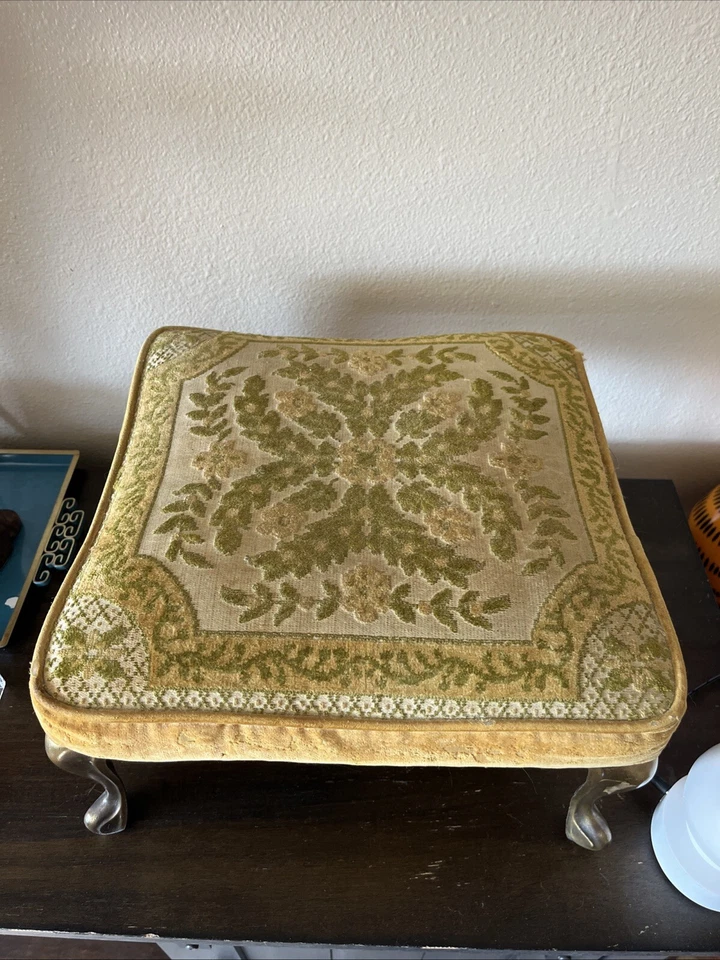 De colección Mediados de Siglo Pequeño Corte Dorado Terciopelo Latón Pierna Reposapiés Taburete Flor Foto 2 de 4