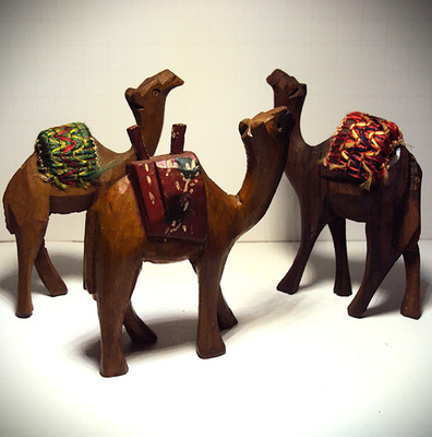 VINTAGE SET OF 3 HAND CARVED OLIVE WOOD CAMEL NATIVITY RED SADDLE BLANKET 