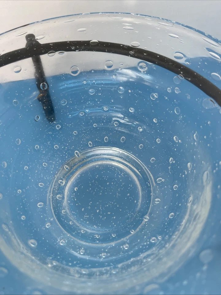 Southern Living At Home Pequeñas burbujas cuenco con patas de vidrio con soporte con patas de metal Foto 4 de 4