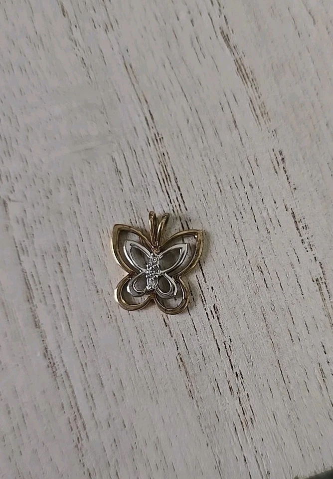 Collar 4 collares Alwand Vahan de oro amarillo y blanco de 10 k con colgante de mariposa de diamantes Foto 3 de 4