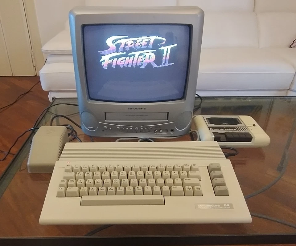 Computer Commodore 64 C64 C64C con alimentatore, registratore e cavi, TESTATO - Immagine 2 di 4