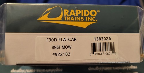 Coche plano BNSF MOW F30D #922183 con carga de amarre de concreto, nuevo en caja HO Rapido 138301A  | Condition: New