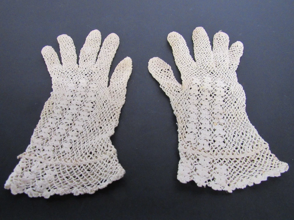 HERMOSOS Guantes Antiguos Victorianos Años 1890 CROCHET ENCAJE Marfil ~ Estampados, Pequeños Foto 2 de 4