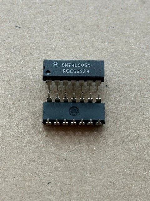 10 Stück  Integrierte Schaltung - SN74LS05N - Motorola - DIP14 - Vintage - Bild 1 von 1