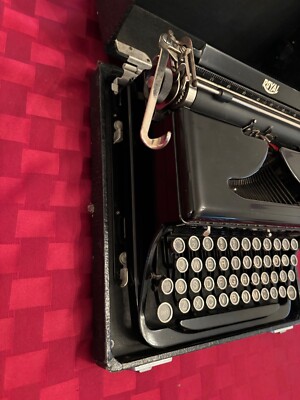 Royal Typewriter Portable with Case / pre:1950s/ Case about; 13