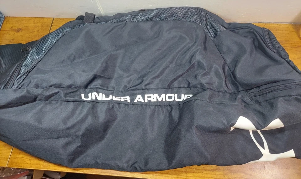 Bolsa de equipamento Under Armor grande preta 36w" x 12w" x 11t" alça de ombro - Imagem 4 de 4