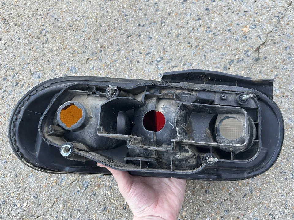 Luz trasera lateral del pasajero OEM - 1990-1997 Mazda Miata (NA) - Solo lente Foto 4 de 4