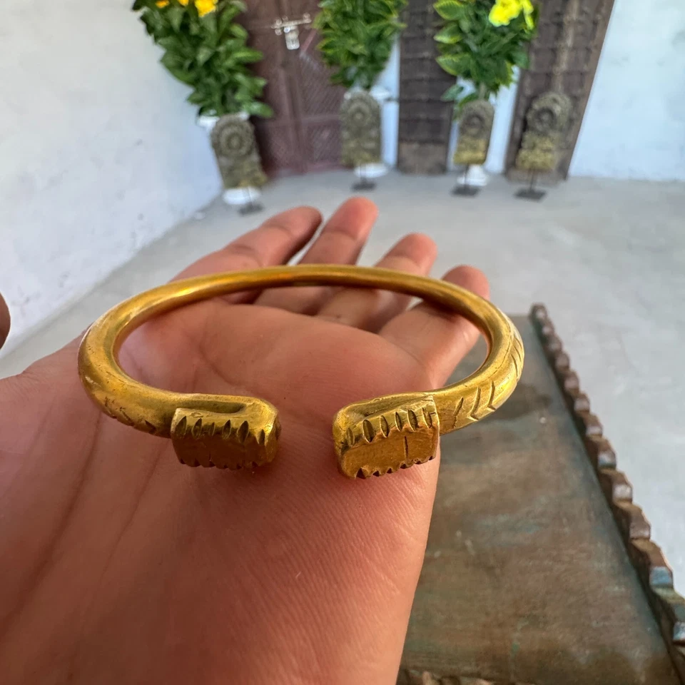 Brazalete antiguo de mano de hombre grabado en latón hecho de colección Kada Foto 4 de 4