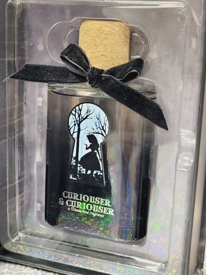 Hot Topic Disney Curiouser & Curiouser 3.4 OZ Fragancia Alicia en el País de las Maravillas  Foto 3 de 4