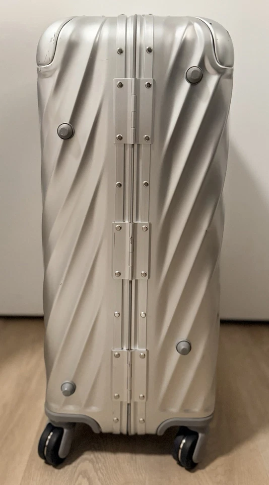 Equipaje de mano internacional Tumi de aluminio de 19 grados Foto 4 de 4