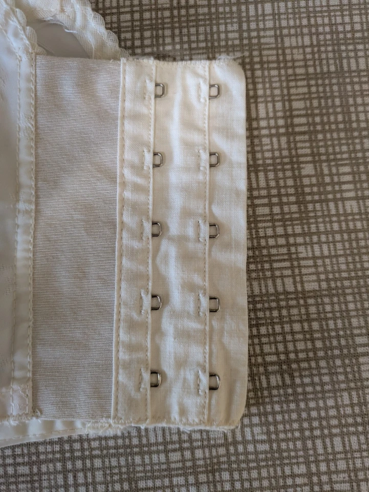 Sujetador vintage Playtex Bullet Longline, material tipo tafetán con algo transparente Foto 2 de 4