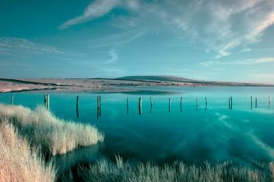 Wandbild: Ein Infrarotfoto des Dozmary -Pools am Bodmin Moor in Cornwall [...]