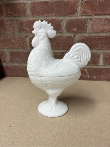 Vintage L.E. Smith Milk glass Standing Rooster, Westmoreland Style 8-1/2”