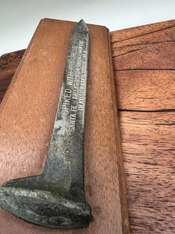 FERROVIA COMEMORATIVA SANTA FE SPIKE DALLAS DENTON CHICAGO LINHA PRINCIPAL 1955 - Imagem 2 de 4