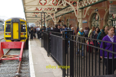 Foto 6x4 Bahnhof Aberystwyth Eine Menschenmenge verlässt den Bahnhof nach dem Aussteigen c2015