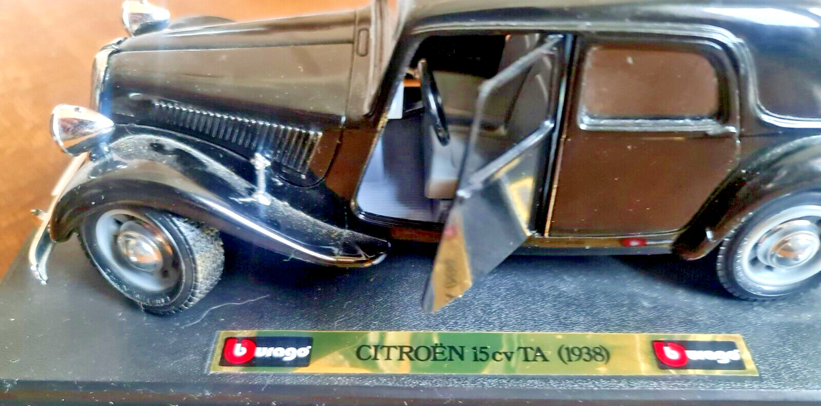 Citroën 15 CV TA 1938 voiture miniature 1/24e en métal injecté gris