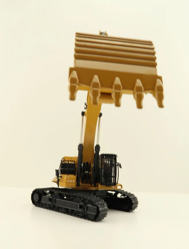Diecast Masters 85959 Caterpillar CAT 395 Large Mining Excavator Diecast 1:50 - Image 3 of 4