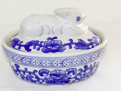 Vtg Chinese Cobalt Blue White Porcelain Bunny Rabbit Lotus Flower Trinket Box