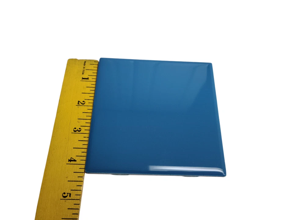 Azulejo eléctrico de cerámica azul 4,25 pulgadas metro cuadrado pared salpicadero mediados de siglo Foto 3 de 4