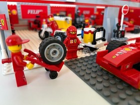 Lego 8144 Ferrari 248 F1 Team set (Raikkonen Edition)