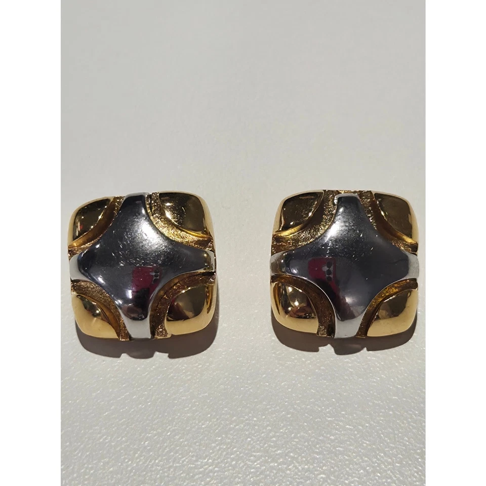 Brincos vintage Givenchy 1978 assinados com clipe tom de prata dourada joias de grife - Imagem 2 de 4