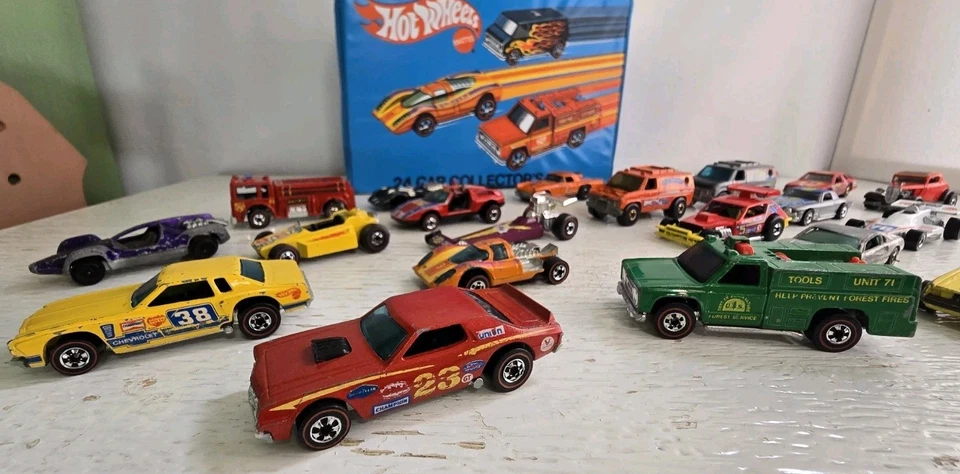 Vtg Hot Wheels ● + (24) Cars ● + 1975 Collector's Carry Case 8227 ● Redline Era  - Image 2 of 4