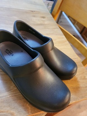 NWOB. Ladies Lite Wght Rubber Clogs By CROCS, Fabric Insole sz 7. Super Comfy.