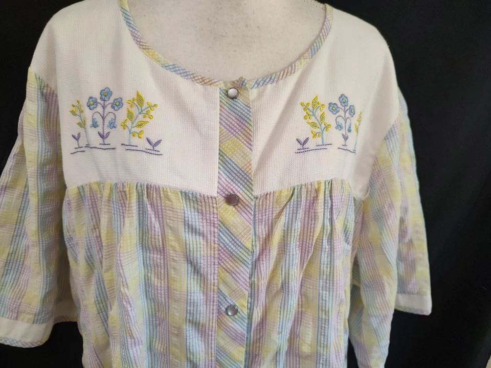 Abrigo bata vintage Vanity Fair House a cuadros Seersucker con bordado floral 3X/4X Foto 2 de 4