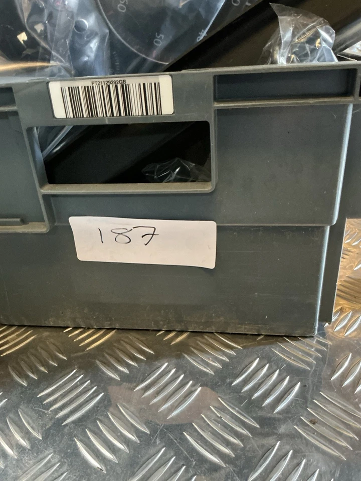 Interruptor de cerradura de puerta de advertencia de peligro Seat Ibiza 6J entrada auxiliar 6J0927137B NÚMEROS COINCIDENTES. Foto 4 de 4