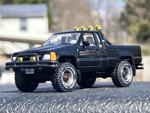 Camionnette Johnny Lightning 1985 Toyota SR5 4x4 - Noire Brillant, Diecast 1:64, Boîte Originale