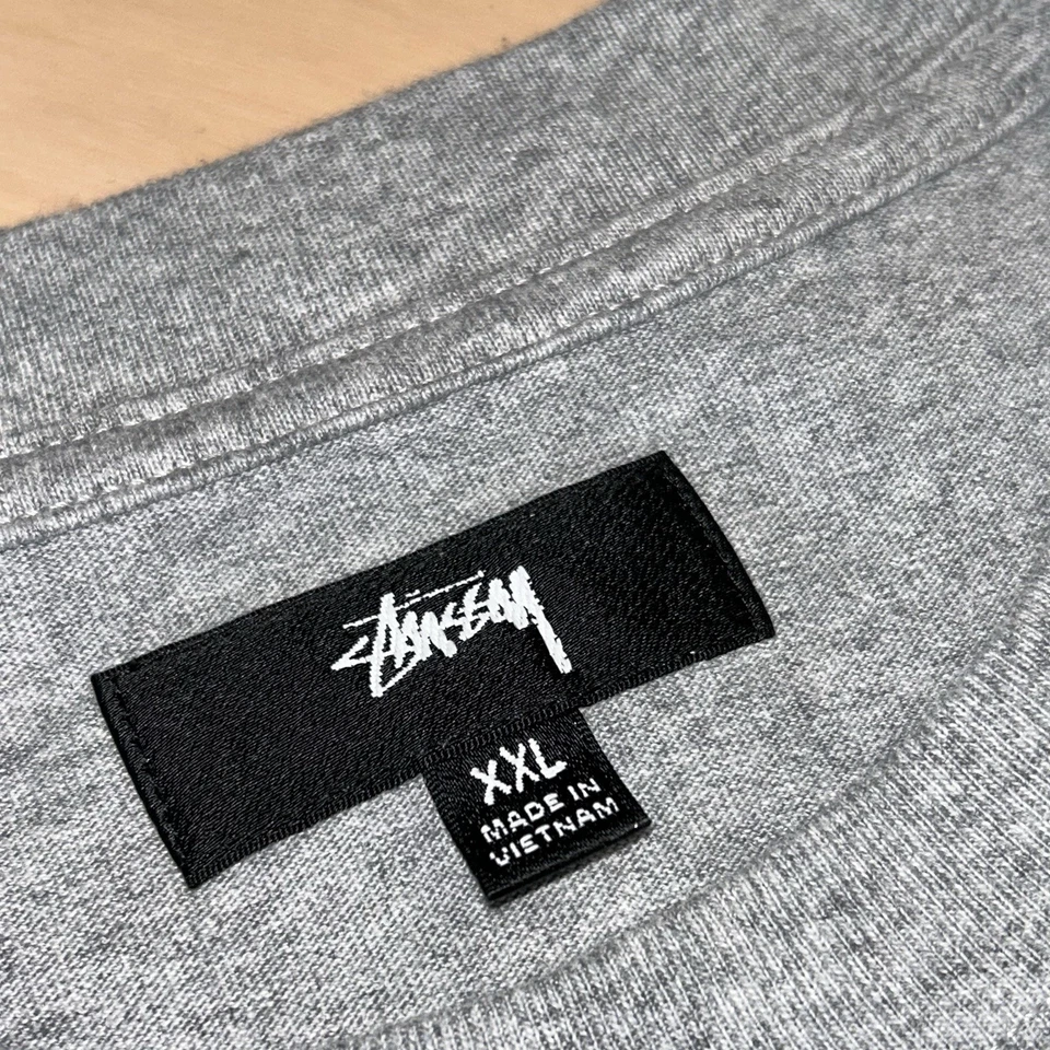 Camiseta Gris Cuello Redondo Logotipo Stüssy Camiseta Manga Larga *Mancha Talla 2XL Foto 3 de 4