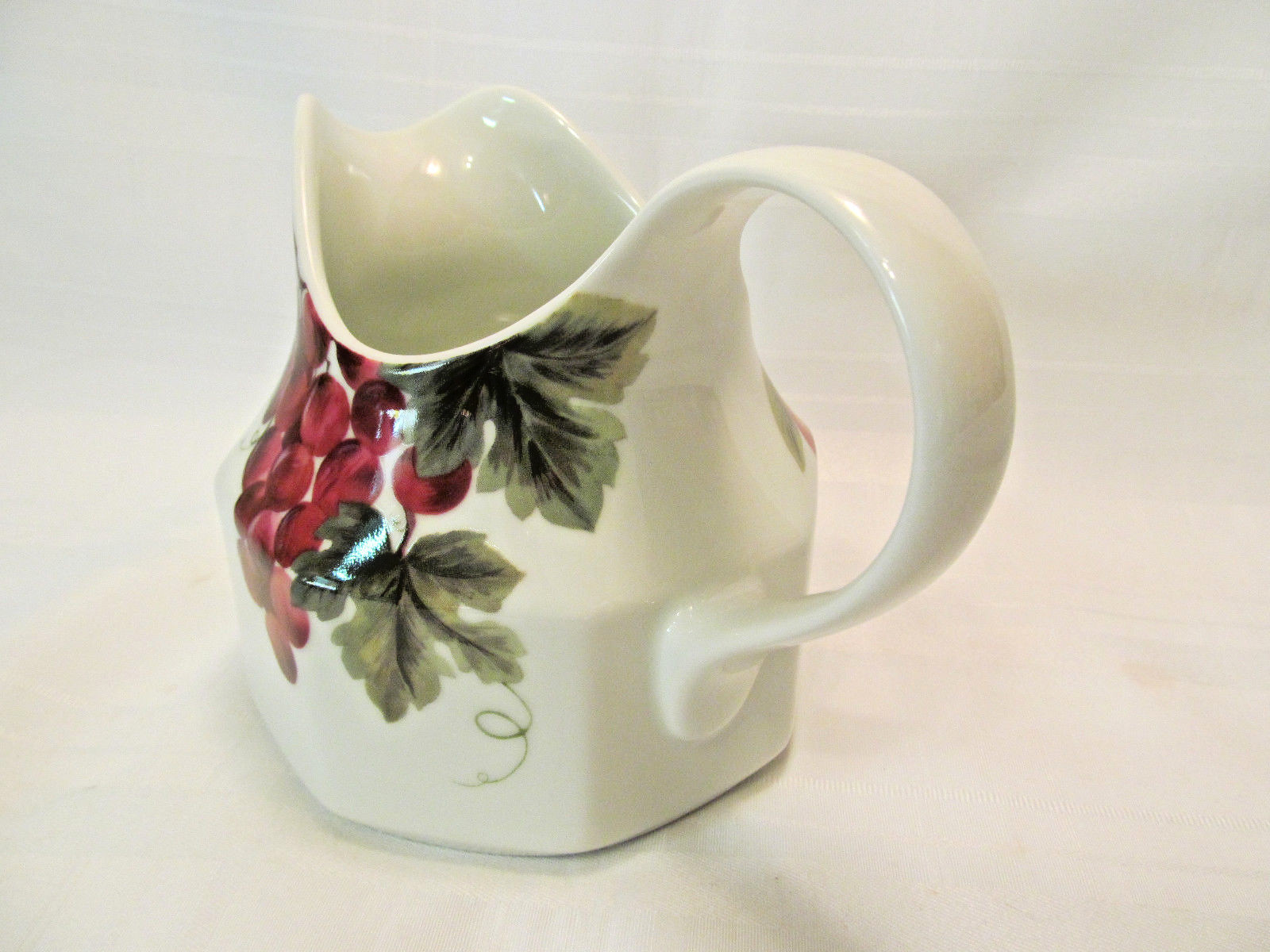 Royal Doulton Everyday VINTAGE GRAPE Gravy Boat TC1193 Very Good