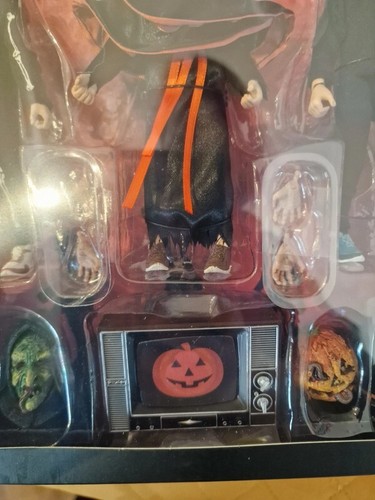 Halloween 3: Season of the Witch - 8 inch Scale Clothed Action Figure Set - Picture 12 of 14