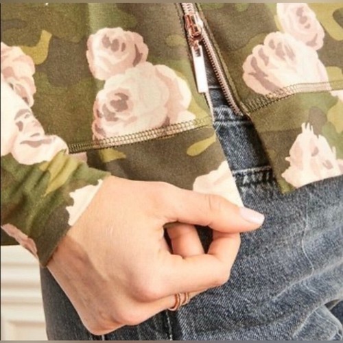 Stella & Dot Crush It Pullover in Green and Pink Camo Rose Pattern Size Large - Picture 3 of 11
