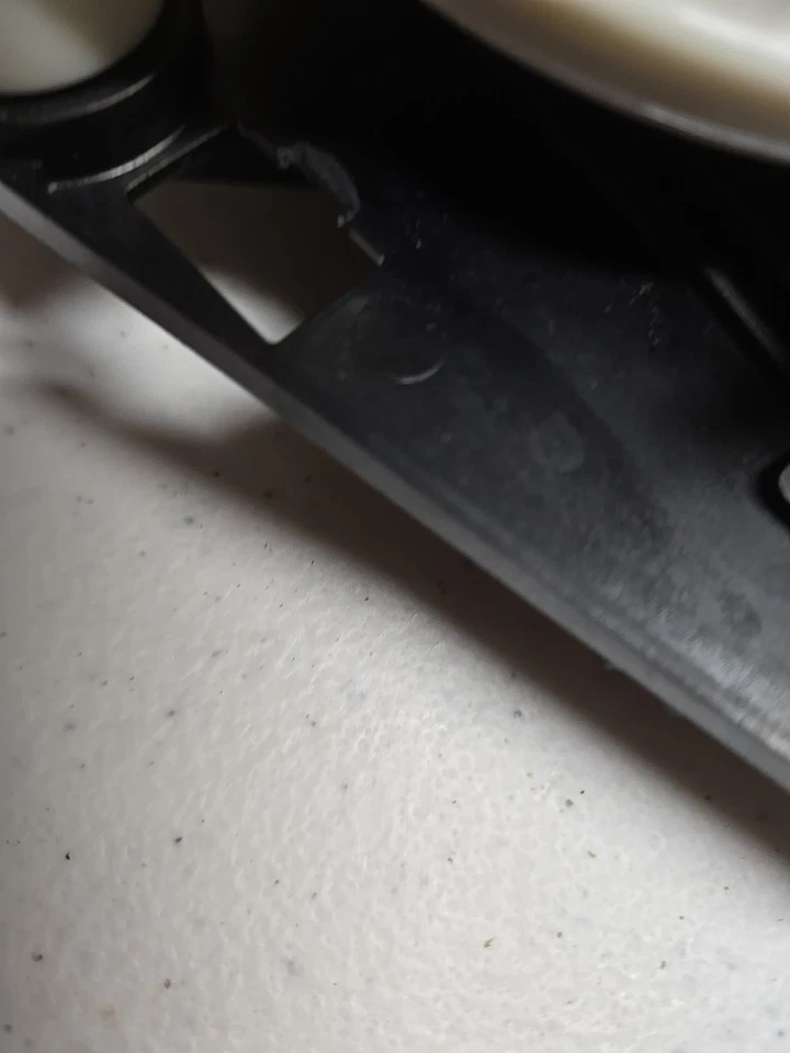 Регулятор двигателя стеклоподъемника передней правой пассажирской двери 15–17 Chrysler 200 FR RH - Изображение 4 из 4