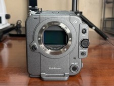 SONY FX6 4K Cinema Full Frame Camera w/Lens 24-105MM  Mic - 42 HOURS