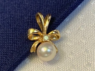 14K Yellow Gold Diamond & Pearl Charm .76g Fine Jewelry Petite Pendant *READ*