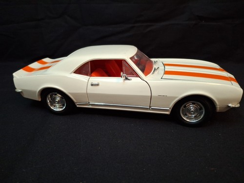 Miniature Road Legends 1/18 – Chevrolet Camaro Z28 1967 – Blanche Bandes Oranges