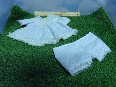 CABBAGE PATCH KLEID VOLLE GRÖSSE PUPPEN WEISS MIT BLAUEN ROSENKNOSPEN