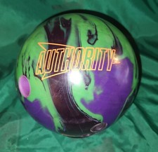 Columbia 300 Authority Bowling Ball 15 lbs Preowned Span 4 1/4 Inches Nice