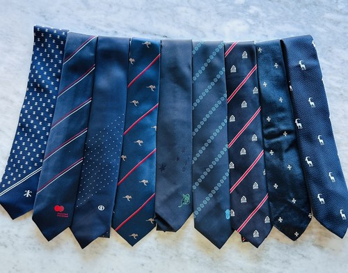 9 Vintage Krawatten mit verschiedenen Firmenlogos aus Singapur, Australien, Japan