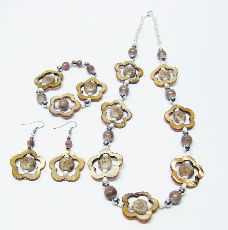 Juego de collar/pulsera y pendientes con cuentas de anillo de flores tostadas Foto 2 de 4