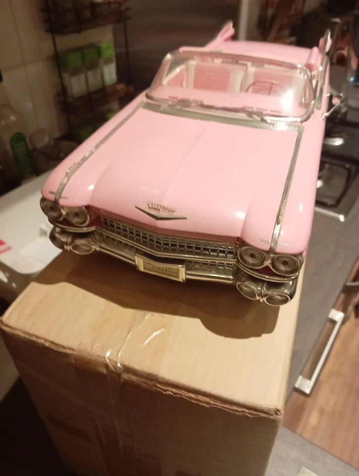 Maisto 1959 Cadillac Eldorado Biarritz 1/12 Scale Diecast Model Pink - Image 2 of 4