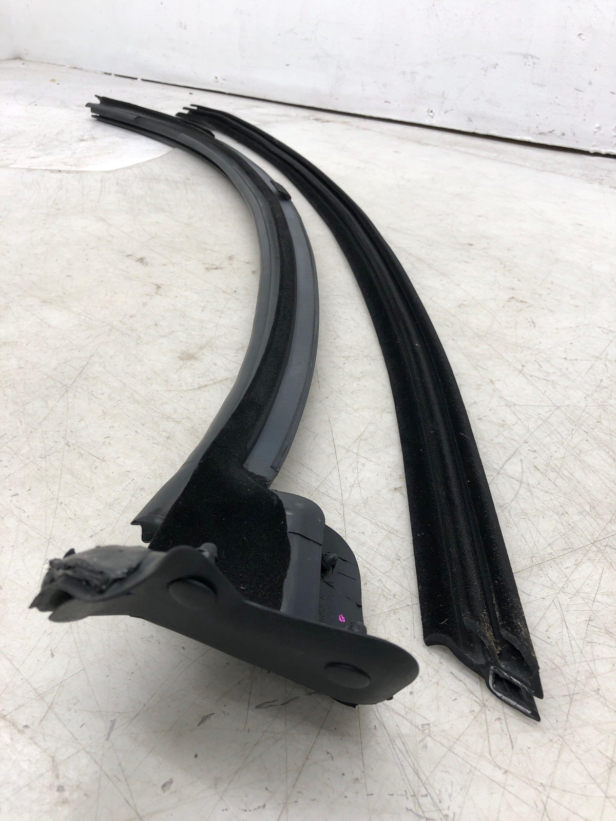 2020-2023 ASTON MARTIN VANTAGE RIGHT DOOR UPPER WEATSTRIP SEAL MY63-L20570-A OEM