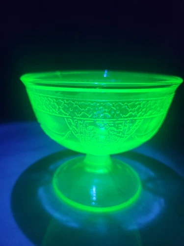 💚Federal glass georgia lovebirds Sherbet Cup Uranium Glass Depression Green Uv