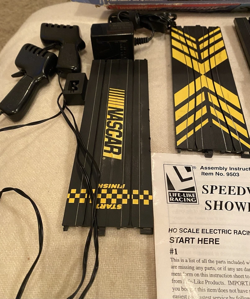 LIFE LIKE SPEEDWAY SHOWDOWN HO SLOT CAR SET. Vintage, Complete Set. Ford - Image 3 of 4