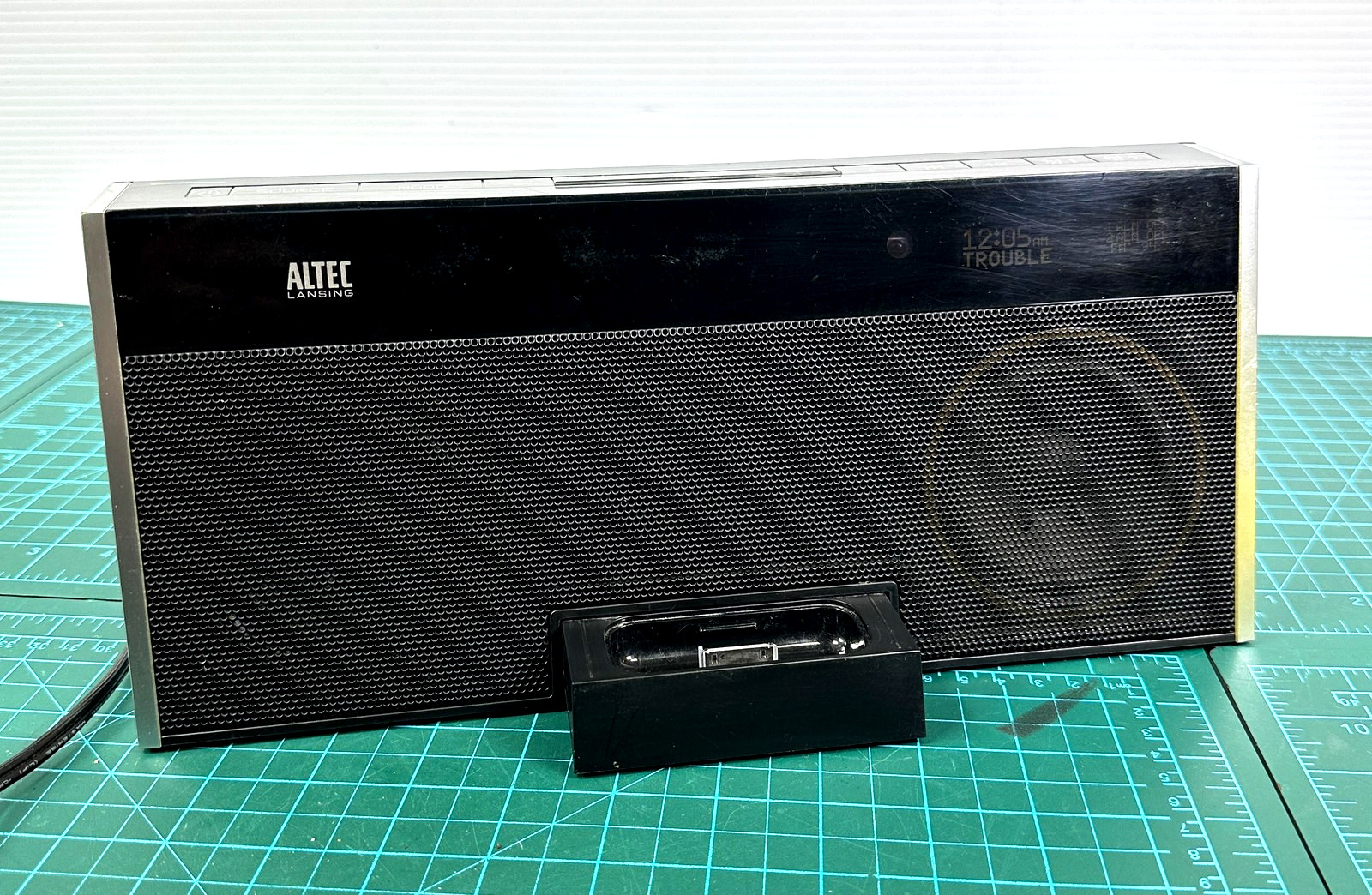 Radio M402 Ipod Dock 30-pin Audio Speaker Fm Dual Alarm