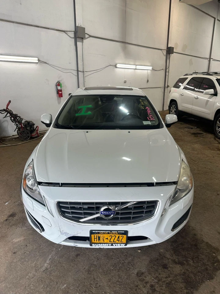 12 13 VOLVO 60 SERIES Alternator - Image 2 of 4